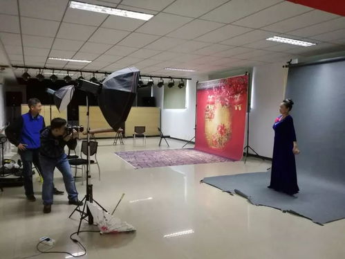 香山街道社區(qū)服務(wù)中心為老年志愿者拍攝藝術(shù)照，定格最美夕陽(yáng)紅